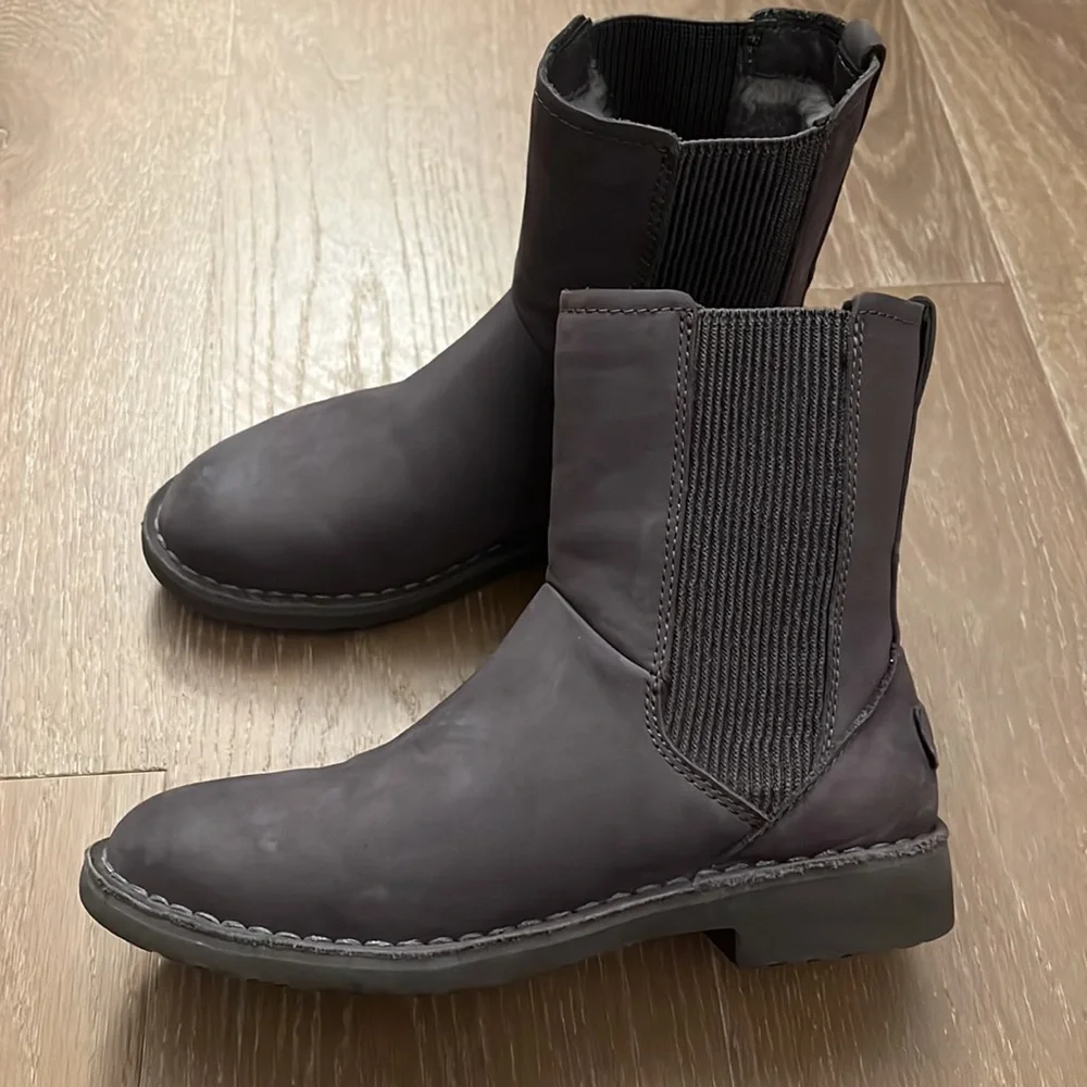 UGG Larra Water Resistant Nubuck Leather Women's Charcoal Boots size 5.5